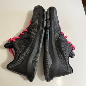 Nike kd 8 triple black shoes.